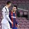 Striker Barcelona berbincang dengan penyerang Juventus, Cristiano Ronaldo, pada laga Liga Champions di Stadion Camp Nou, (8/12/2021). (AFP/Josep Lago)