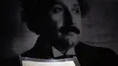 Salah satu naskah persiapan teori relativitas umum Albert Einstein ditampilkan saat presentasi sehari sebelum dilelang di Rumah Lelang Christie, Paris, Prancis, 22 November 2021. Berkat Michele Besso, naskah tersebut disimpan untuk anak cucu. (Alain JOCARD/AFP)