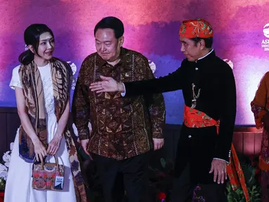 Presiden Indonesia Joko Widodo atau Jokowi (kedua kanan) dan Ibu Negara Iriana Widodo (kanan) menyambut Presiden Korea Selatan Yoon Suk-yeol (kedua kiri) dan Ibu Negara Kim Keon Hee pada gala dinner KTT ke-43 ASEAN di Jakarta, Indonesia, Rabu (6/9/2023). (Mast IRHAM/POOL/AFP)