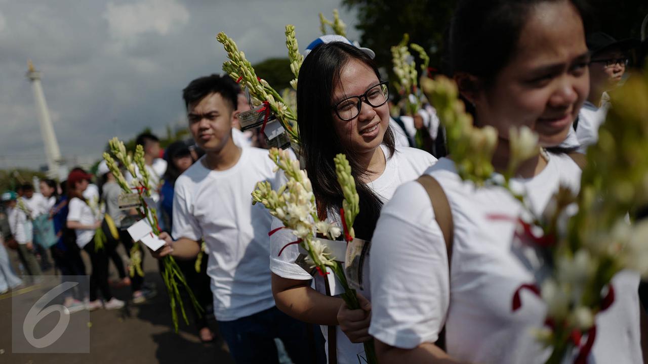 Sambut Trisuci Waisak, Pemuda Buddhis Bagikan 2.561 Bunga Sedap Malam