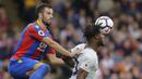 Striker Chelsea, Michy Batshuayi, duel udara dengan gelandang Crystal Palace, Luka Milivojevic, pada laga Premier League di Stadion Selhurst Park, Sabtu (14/10/2017). Crystal Palace menang 2-1 atas Chelsea. (AP/Alastair Grant)