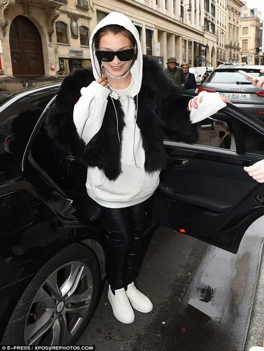 Bella Hadid memang selalu menjadi pusat perhatian para kamera paparazi. Bella selalu tampil Flawless disetiap kesempatan, meski sekalipun tak memakai makeup. (Dailymail/Bintang.com)