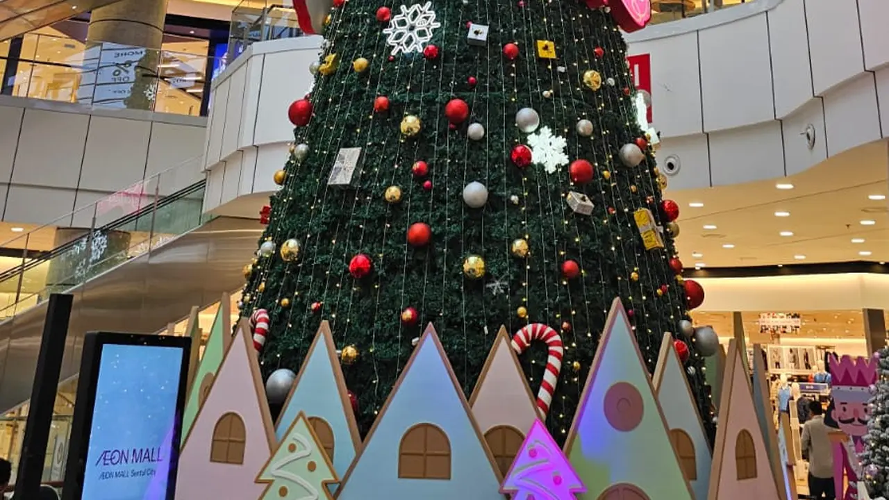 Pohon Natal dengan Tinggi 12 Meter Aeon Mall Sentul