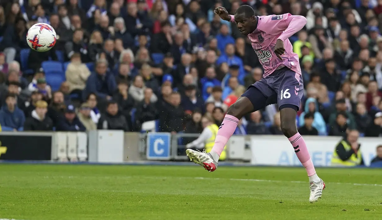 <p>Gelandang Everton, Abdoulaye Doucoure saat mencetak gol ke gawang Brighton and Hove Albion selama pertandingan lanjutan Liga Inggris di AMEX, di Brighton, Inggris, Senin, 8 Mei 2023. (Adam Davy/PA via AP)</p>
