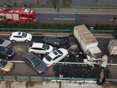 Sebuah kecelakaan beruntun yang melibatkan sedikitnya 30 kendaraan terjadi di jalan raya dekat Yingshang, Provinsi Anhui, China timur, Rabu (15/11). Akibat kecelakaan itu, sedikitnya 18 orang dilaporkan tewas. (STR / AFP)