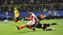 Pemain AS Monaco, Radamel Falcao mendapat adangan kiper Dortmund pada laga leg pertama perempatfinal Liga Champions di Stadion Signal Iduna Park, Dortmund,  (12/4/2017). Dortmund kalah 2-3. (AP/Martin Meissner)