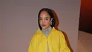 Tessa Thompson memilih pendekatan statement dengan waxed yellow jacket yang dipadukan kemeja katun dan rok kanvas. Aksesori seperti kalung barbed wire dan anting Pierced wave memberi kesan edgy namun tetap sophisticated. [dok/toryburch].