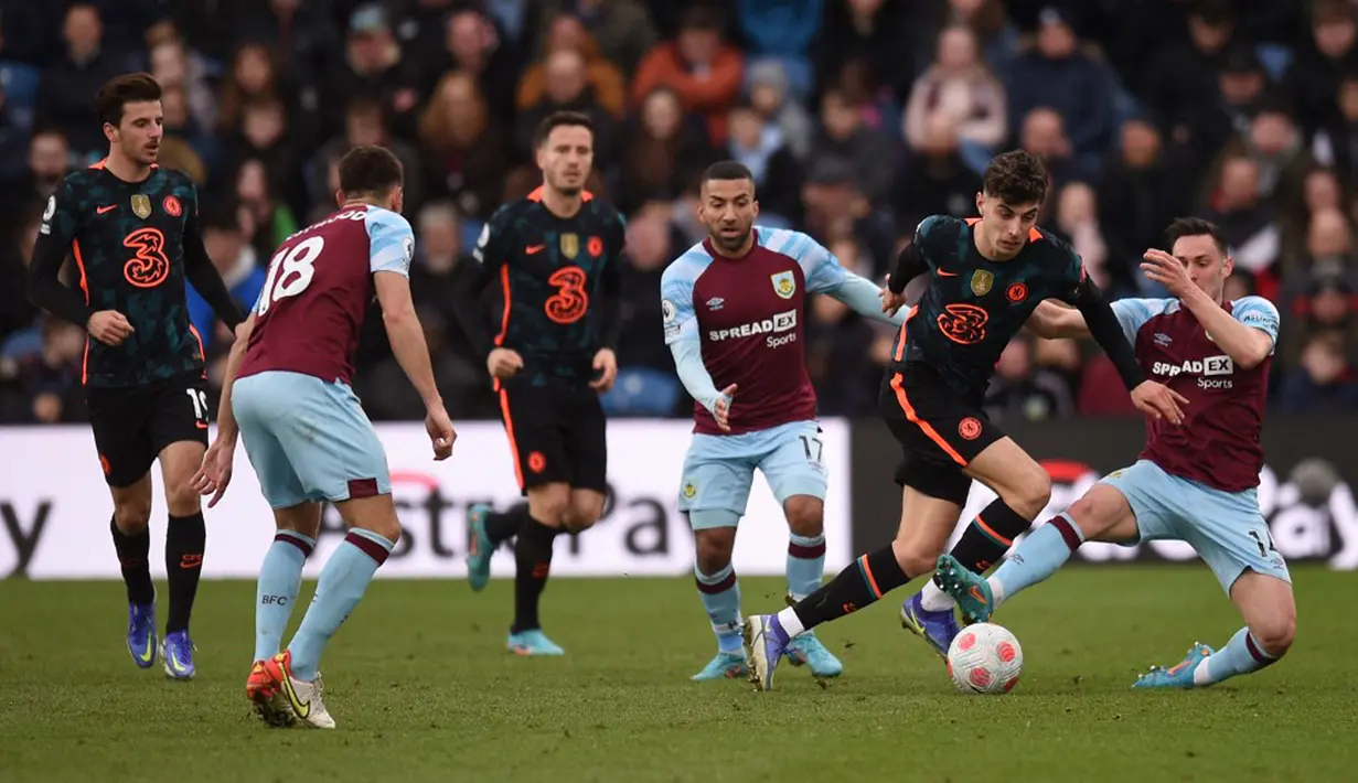 Pemain Chelsea Kai Havertz (kedua dari kanan) menggiring bola saat melawan Burnley pada pertandingan sepak bola Liga Inggris di Turf Moor, Burnley, Inggris, 5 Maret 2022. Chelsea menang 4-0. (Oli SCARFF/AFP)