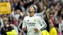 Ekspresi lega pemain Real Madrid, Jude Bellingham saat melakukan selebrasi setelah mencetak gol pertamanya pada musim ini dalam laga lanjutan Liga Spanyol 2024/2025 melawan Osasuna yang berlangsung di Santiago Bernabeu, Madrid, Spanyol, Sabtu (09/11/2024) WIB. (AP Photo/Jose Breton)
