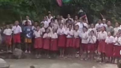 Fakta Video Siswa Semangati Pejabat Seberangi Sungai