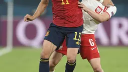 Striker Spanyol, Ferran Torres mengontrol bola dari kawalan pemain Polandia, Kacper Kozlowski pada pertandingan grup E Euro 2020 di stadion La Cartuja di Seville, Spanyol, Sabtu (19/6/2021). Dengan hasil ini, Spanyol menempati posisi ketiga Grup F dengan nilai dua. (David Ramos/Pool via AP)