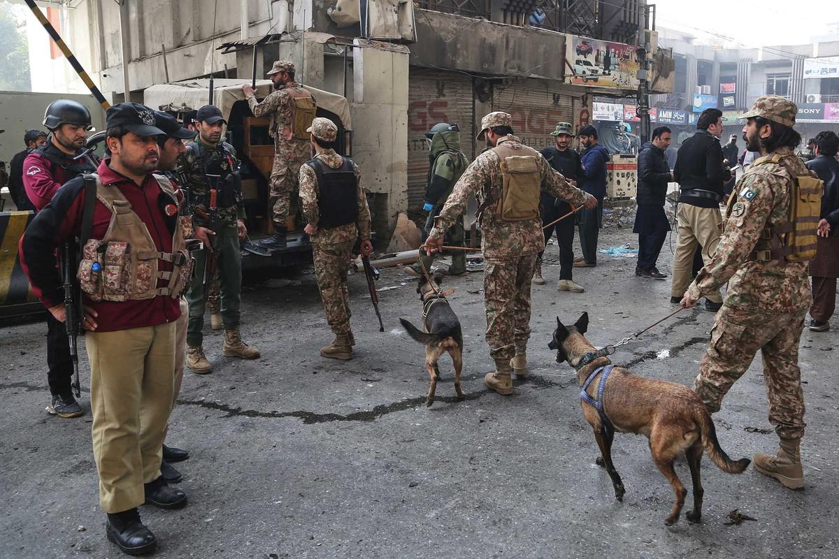 FOTO: Serangan Bom Bunuh Diri Hantam Markas Paramiliter di Peshawar