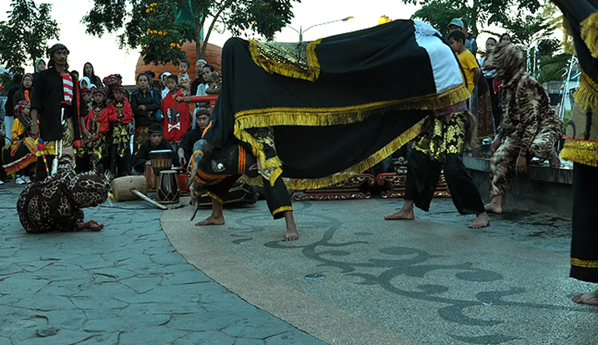 Biasanya, lelaki bagian depan yang memegang kepala banteng akan kesurupan, dan orang yang di belakangnya akan mengikuti setiap gerakannya. (Liputan6.com/wwn)