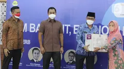 Walikota Jakarta Barat Yani Wahyu Purwoko (kedua kanan), disaksikan Ketua Panitia Unit Kecil Menengah (UKM) Biantra Wiyogo (kiri) dan Ketua Umum HIPMI Jaya Sona Maesana memberikan bantuan mesin jahit kepada pelaku UKM di kantor Walikota Jakarta Barat, Senin (29/11/2021). (Liputan6.com/HO/HIPMI Jaya)