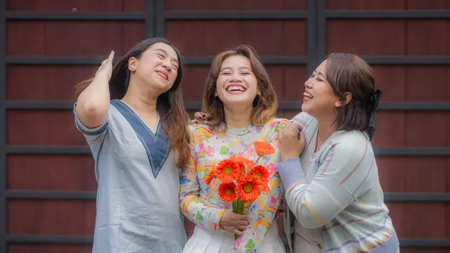 wanita januari bahagia bersama