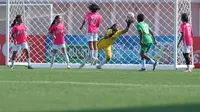 Aksi kiper tim Kudus All Stars, Alya Putri Ariyanto, saat menghalau tembakan pemain Surabaya dalam laga semifinal MilkLife Soccer Challenge All Stars di Supersoccer Arena, Kudus, Jawa Tengah, Sabtu (25/1/2025). (Dok. Bakti Olahraga Djarum Foundation/MilkLife)