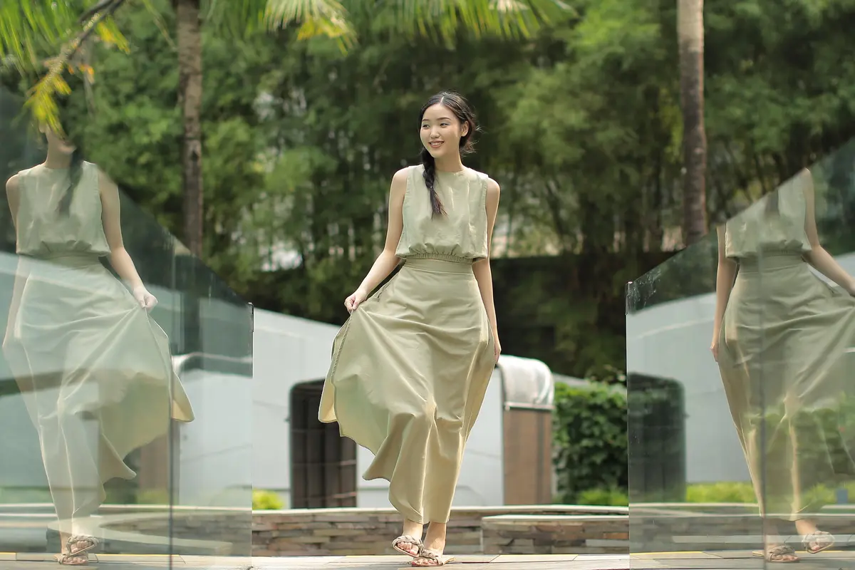 wanita agustus cermin