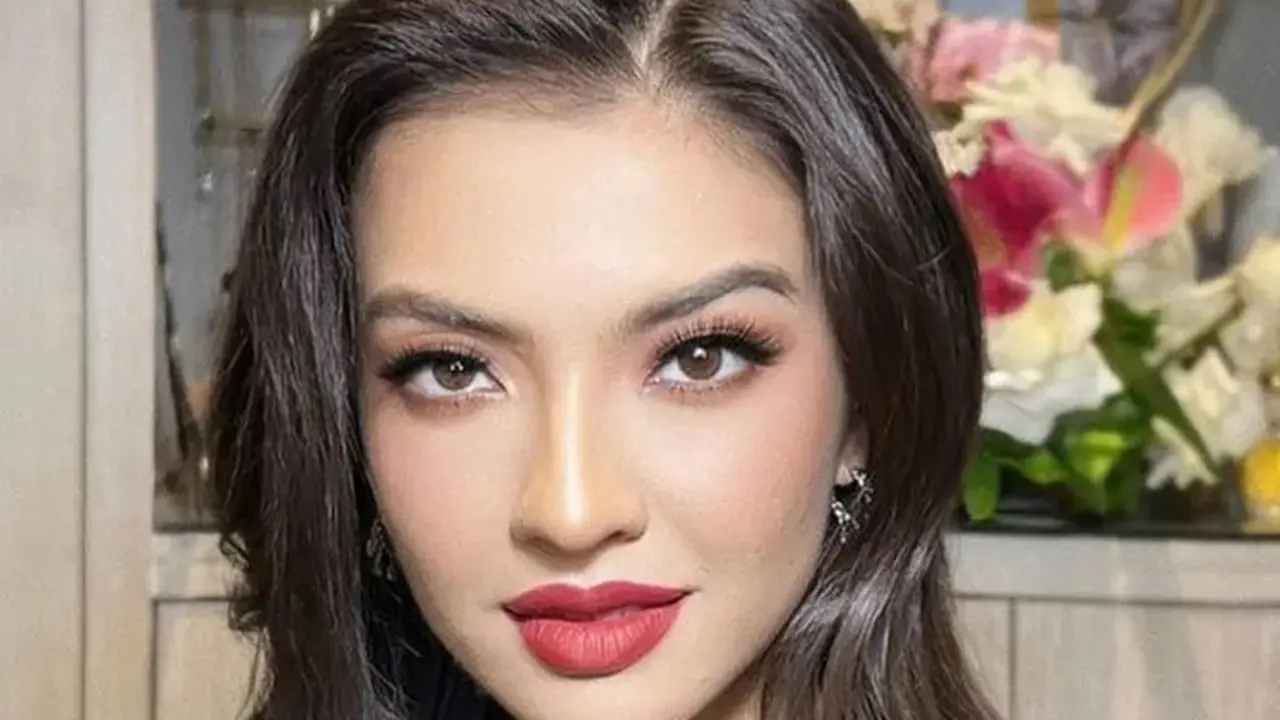 Raline Shah pakai lipstik merah (Instagram/ralineshah)