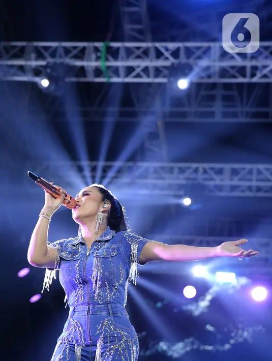 <p>Penampilan energik KD di atas pangggung membuat kemeriahan suasana di barisan penonton semakin meriah. (Kapanlagi.com/Bambang Ekoros Purnama)</p>