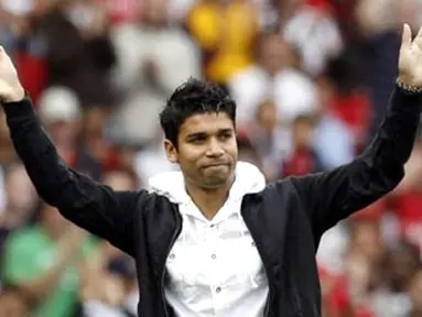 Eduardo of Arsenal acknowledges the crowd after a long period out due to an injury during the Emirates Cup competition match against Real Madrid at Emirates stadium, on August 3, 2008. AFP PHOTO/IAN KINGTON 