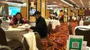 Pelanggan makan siang di restoran China di Hong Kong (14/1/2022). Hong Kong akan menangguhkan penerbangan transit dari sekitar 150 negara dan wilayah yang dianggap berisiko tinggi karena virus corona selama sebulan penuh. (AP Photo/Kin Cheung)