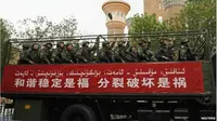 Tentara China yang berjaga di lokasi ledakan di Xinjiang. (BBC)