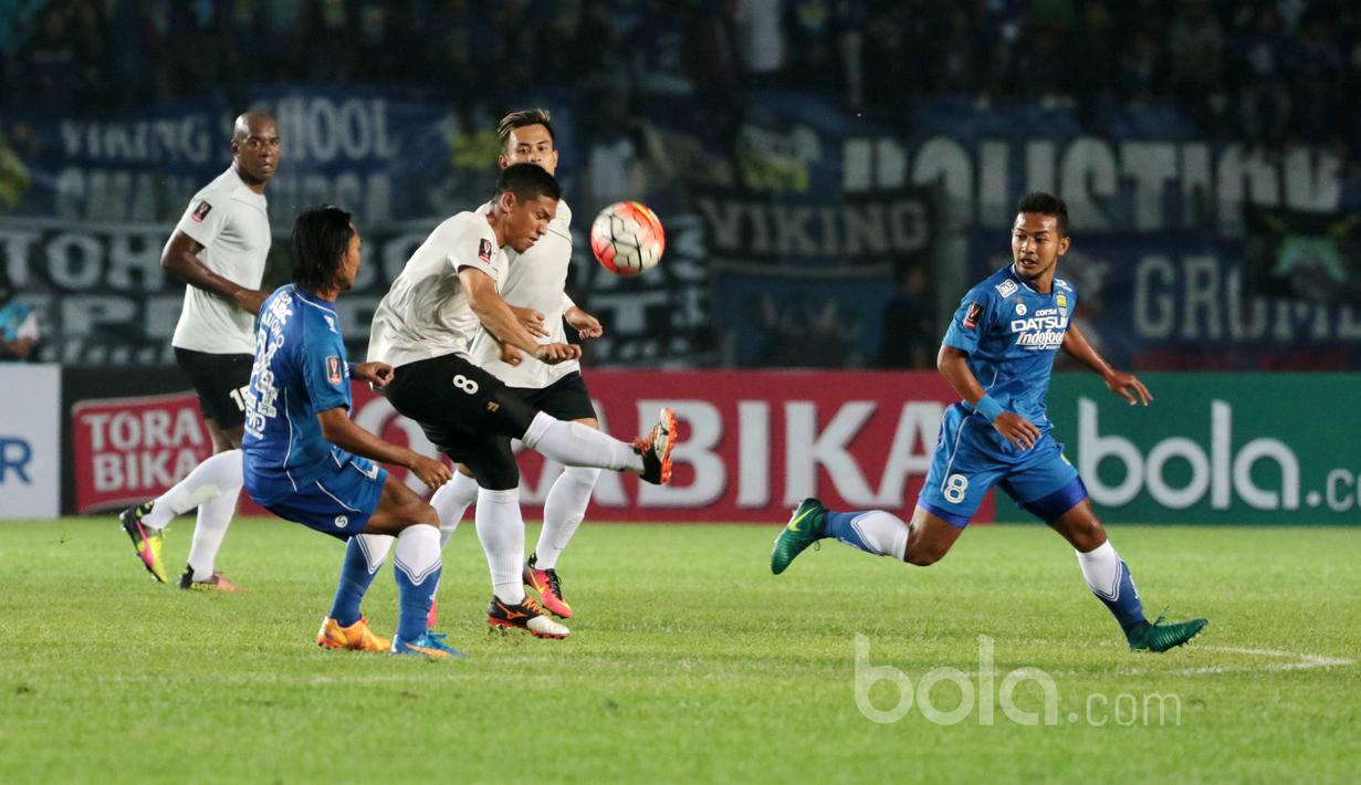 Pemain Persib Bandung, Zola dan Haryono menghadang pemain Persela Lamongan pada laga Piala Presiden 2017 di Stadion Si Jalak Harupat, Bandung, Jumat (17/2/2017). Persib menang 2-0 atas Persela. (Bola.com/Nicklas Hanoatubun)