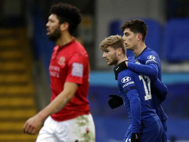 Striker Chelsea, Timo Werner, melakukan selebrasi bersama Kai Havertz usai mencetak gol ke gawang Morecambe pada laga Piala FA di Stadion Stamford Bridge, Minggu (10/1/2021). Chelsea menang dengan skor 4-0. (AP/Matt Dunham)