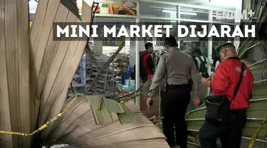 Polisi menggelar olah TKP peristiwa penjarahan sebuah mini market di kawasan Gedong Panjang Jakarta Utara. 