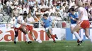 Kanada. Pada Piala Dunia 1986 di Meksiko, Zona Concacaf diwakili oleh dua negara yaitu Meksio sebagai tuan rumah dan tim debutan Kanada. Bergabung di Grup C bersama Uni Soviet, Prancis dan Hongaria pada fase grup, Kanada menelan kekalahan dari ketiga lawannya tanpa mencetak satu gol pun. Mereka takluk 0-1 dari Prancis, 0-2 dari Hongaria dan 0-2 dari Uni Soviet. Pada edisi 2022 di Qatar, Kanada lolos untuk yang kedua kalinya dan berpeluang mencetak gol perdananya di ajang Piala Dunia. (AFP/Georges Gobet)