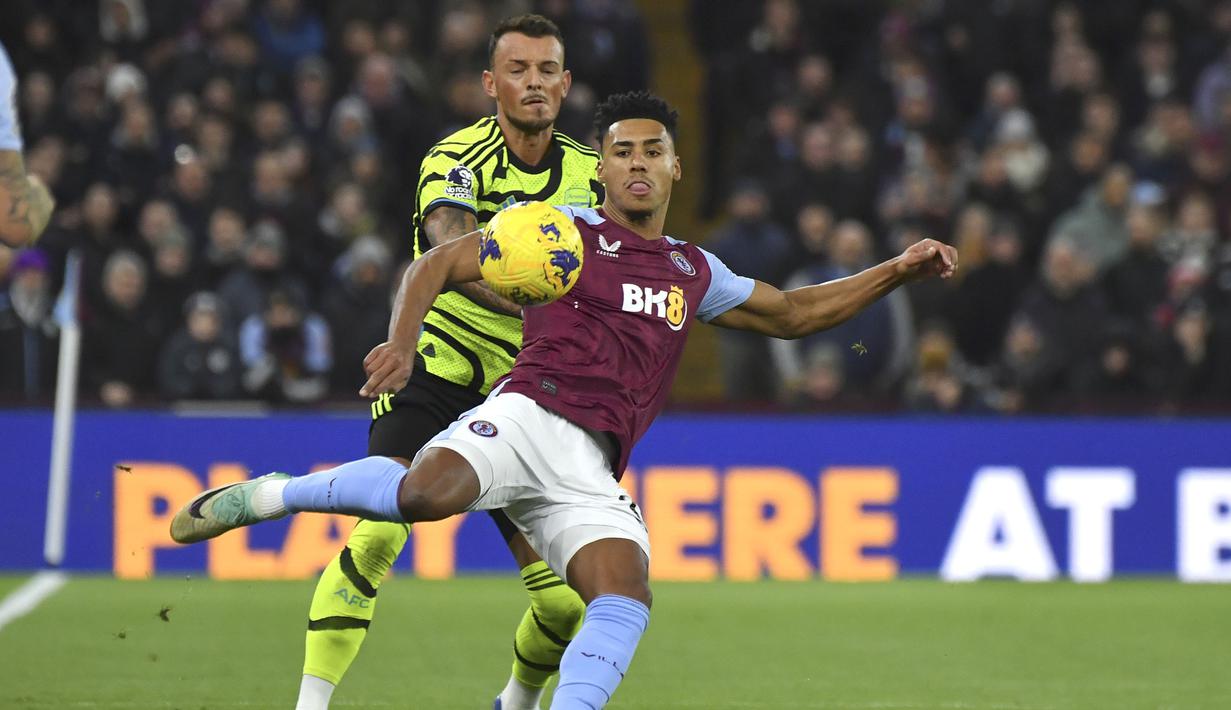 Striker Aston Villa, Ollie Watkins (depan) melepaskan tendangan di depan bek Arsenal, Ben White pada laga pekan ke-16 Liga Inggris 2023/2024 di Villa Park, Birmingham, Minggu (10/12/2023) dini hari WIB. (AP Photo/Rui Vieira)