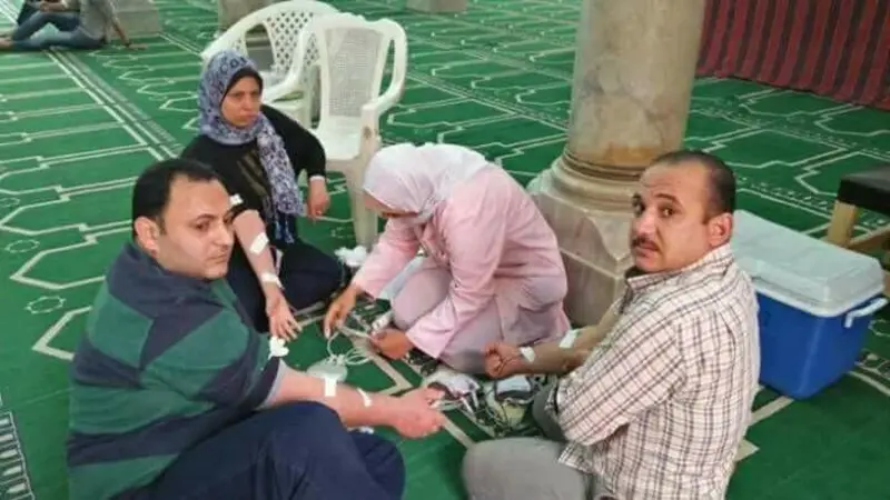 Donor darah untuk korban cedera ledakan bom di gereja Mesir di Tanta, yang mayoritas ditanggapi umat Muslim. (Ashraf Abdelhamid/Al Arabiya Net)