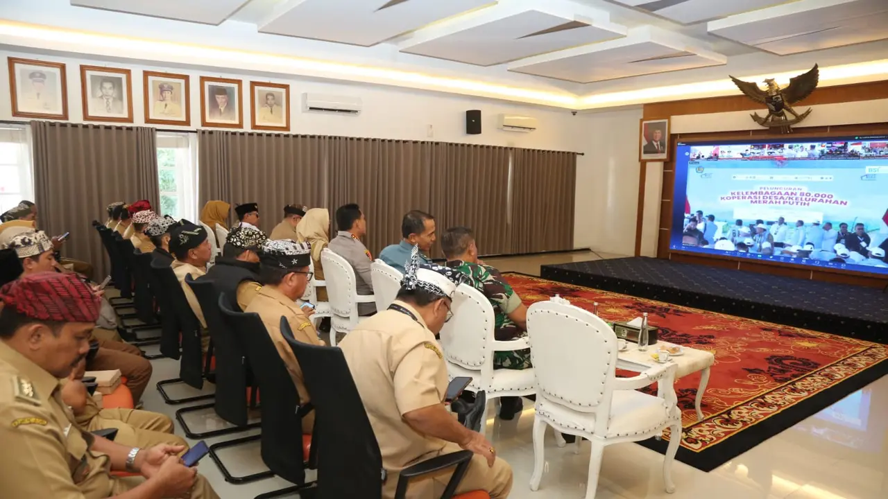 Forkopimda Banyuwangi ikuti peluncuran koperasi merah putih secara daring di Kantor Bupati Banyuwangi (Istimewa)