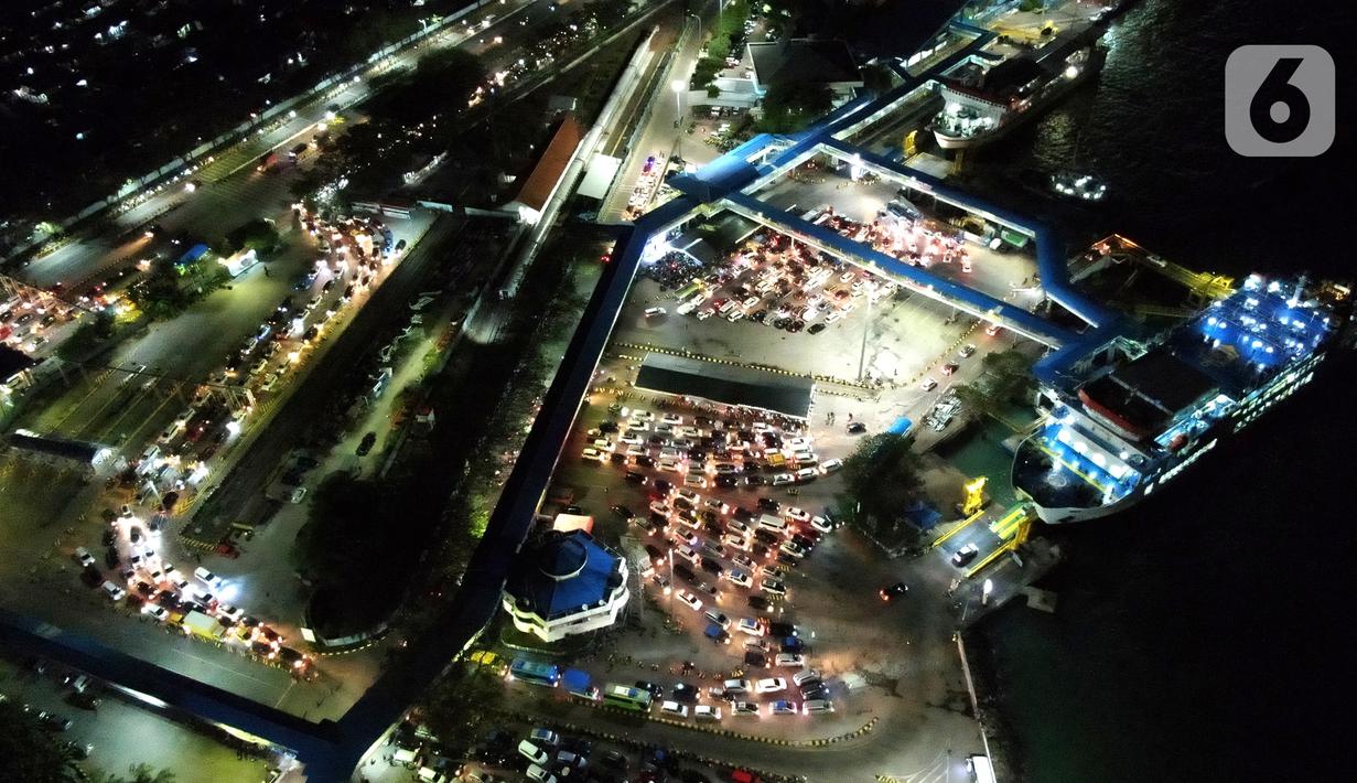<p>Foto udara kendaraan pribadi pemudik mengantre untuk memasuki kapal "Roll on-Roll off" (RoRo) di Pelabuhan Merak, Banten, Kamis (28/4/2022). Pelabuhan Merak terpantau ramai pemudik pada puncak arus mudik H-3 Idul Fitri atau Lebaran 2022. Peningkatan pemudik dan kendaraan di pelabuhan tersebut menyebabkan kemacetan. (Liputan6.com/Angga Yuniar)</p>