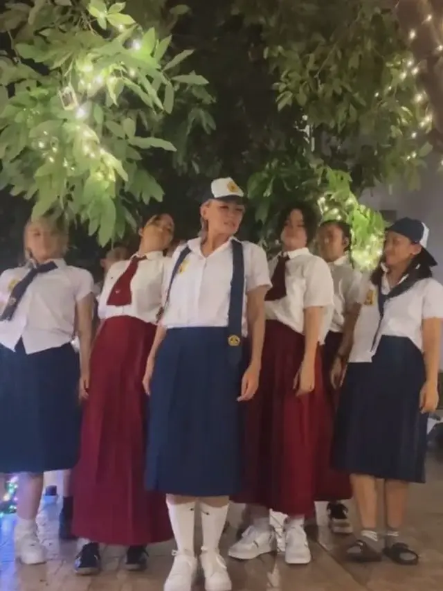 Agnez Mo dalam balutan seragam SMP. (Foto: tiktok/agnezmo)