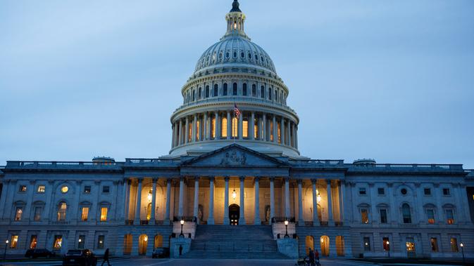 Foto yang diabadikan pada 12 Maret 2020 ini menunjukkan Gedung Capitol AS di Washington DC, Amerika Serikat. Sejumlah bangunan ikonis (landmark) di Washington DC, termasuk Gedung Putih, terpaksa ditutup sementara untuk umum akibat wabah COVID-19 yang tengah merebak di negara itu. (Xinhua/Ting Shen)
