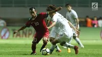 Pemain sayap Timnas Indonesia U-23. Riko Simanjuntak (kiri) berebut bola dengan pemain Korea Selatan U-23 pada laga persahabatan di Stadion Pakansari, Kab Bogor, Sabtu (23/6). Babak pertama Indonesia U-23 tertinggal 0-1. (Liputan6.com/Helmi Fithriansyah)