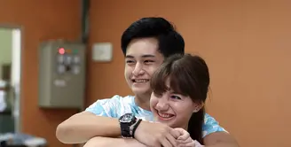 Jelang malam puncak perayaan HUT SCTV ke-26, pasangan kekasih Randy Martin dan Cassandra Lee disibukkan menjalani latihan. Suguhan berbeda dari biasanya diberikan oleh keduanya pada penampilannya nanti. (Nurwahyunan/Bintang.com)