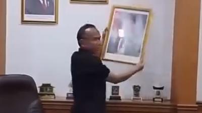 Momen Wakil Ketua DPRD Sukabumi Copot Foto Gibran Usai Putusan MK