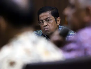 Terdakwa dugaan penerimaan suap terkait kerja sama pembangunan PLTU Riau-1 Idrus Marham menyimak keterangan Dirut PT PLN Persero Sofyan Basir saat sidang lanjutan di Pengadilan Tipikor, Jakarta, Selasa (12/2). (Liputan6.com/Helmi Fithriansyah)