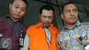 Dandung merupakan Senior Manager PT Brantas Abipraya yang terkena OTT usai memberi uang suap kepada perantara guna menghentikan penyelidikan kasus di Kejati DKI Jakarta, Jakarta, Jumat (4/1). (Liputan6.com/Helmi Afandi) 