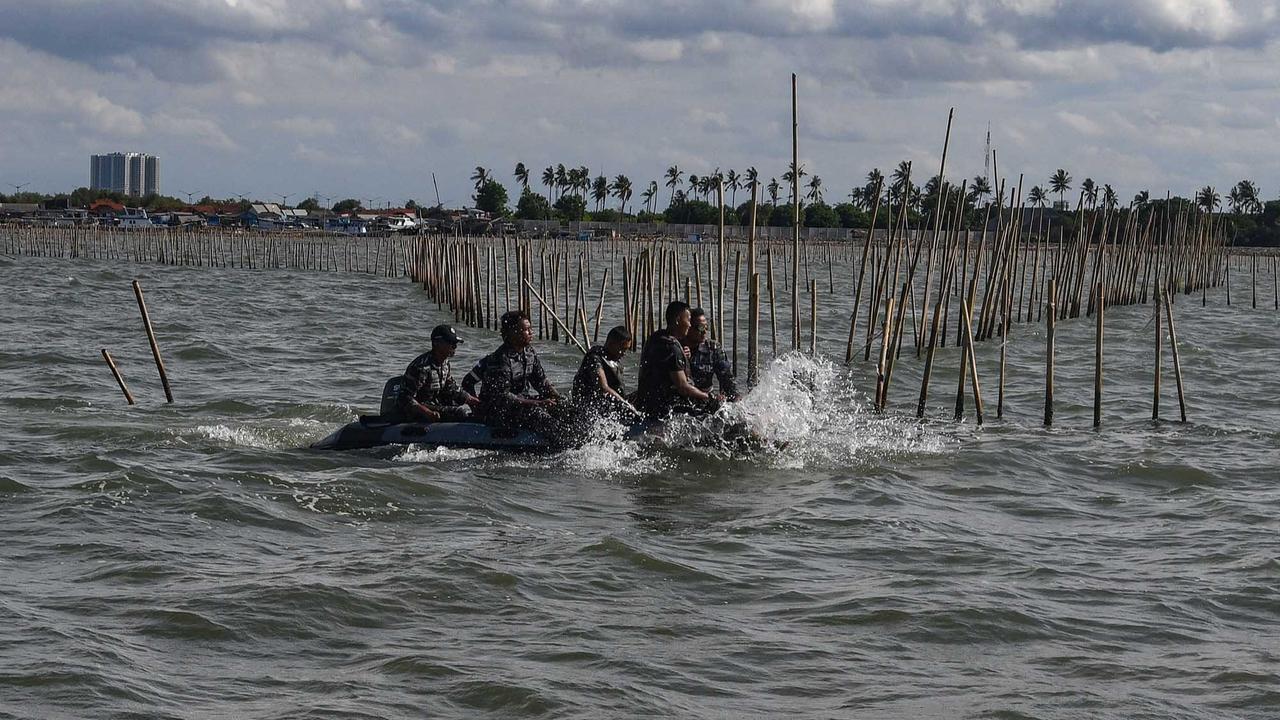 FOTO: Aksi Prajurit Kopaska TNI AL Merubuhkan Pagar Laut