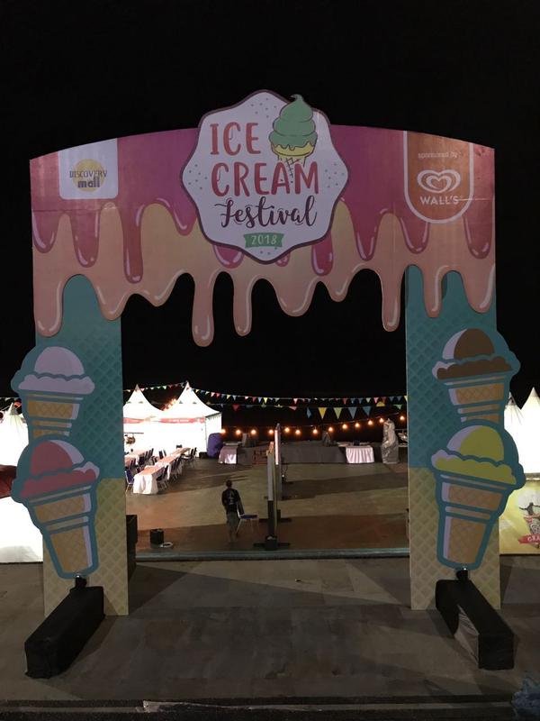 Berikut keseruan berburu camilan kekinian yang nikmati ala kafe di Ice Cream Festival 2018. (Foto: Dok. Jakcloth 2018)