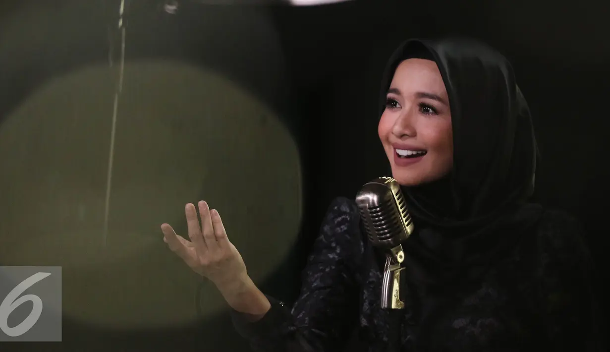 Aktris Laudya Cynthia Bella saat pembuatan video klip ost film 'Surga yang Tak Dirindukan 2' di kawasan Cilandak, Jakarta, Jumat (14/10). (Liputan6.com/Herman Zakharia)