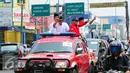 Para calon Calon Walikota Tangerang Selatan mengikuti Karnaval Sosialisasi Pilkada Damai Kota Tangerang Selatan, Minggu (20/9/2015) KPUD Kota Tangsel mengajak masyarakat untuk mensukseskan Pilkada Serentak. (Liputan6.com/Helmi Afandi)