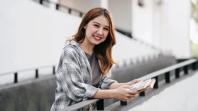 wanita agustus memikat dewasa berpikir