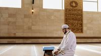 Pria muslim membaca Al-Qur'an (Pexels)