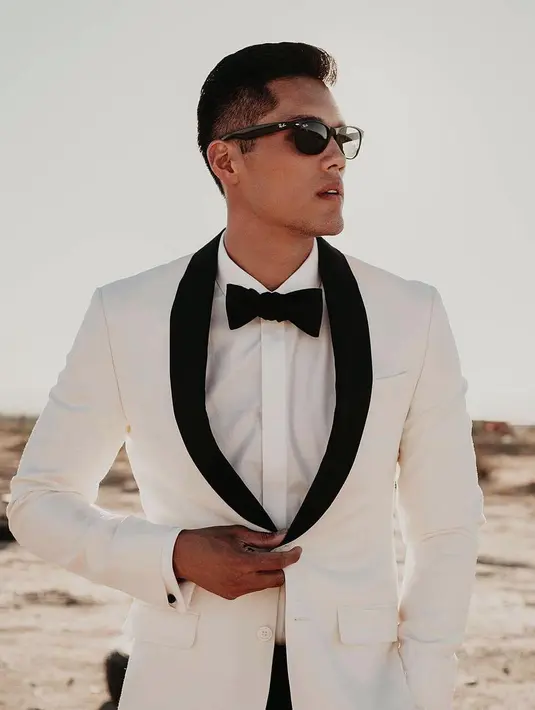 Di samping berita itu, ketampanan Tim memang patut untuk diakui. (instagram/timmm.c)