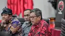 Sekjen PDIP Hasto Kristiyanto memberi keterangan saat menerima Pasukan Adat Nusantara Indonesia (PANI) di Kantor Pusat PDIP, Menteng, Jakarta, Rabu (13/2). Pertemuan turut dihadiri Ketua Dewan Adat Nasional Irwannur Latubual. (Liputan6.com/Faizal Fanani)