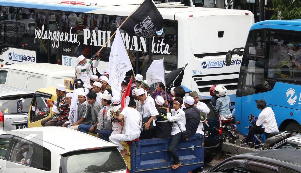 Massa demo 2 Desember saat terjebak macet di Jalan Salemba Raya, Jakarta, Jumat (2/12). Tingginya mobilisasi massa yang akan mengikuti Aksi 2 Desember mengakibatkan sejumlah ruas jalan menuju Monas macet total. (Liputan6.com/Immanuel Antonius)